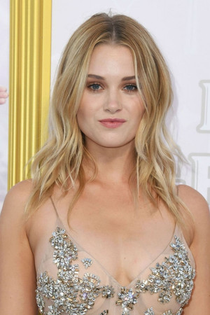 Virginia Gardner profil kép