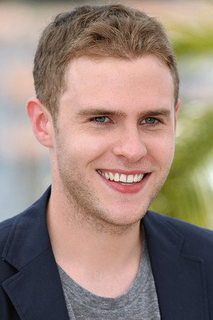 Iain De Caestecker profil kép