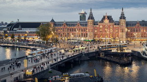 Amsterdam Central: Egy legendás pályaudvar mindennapjai kép