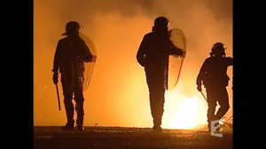 2005, état d'urgence kép