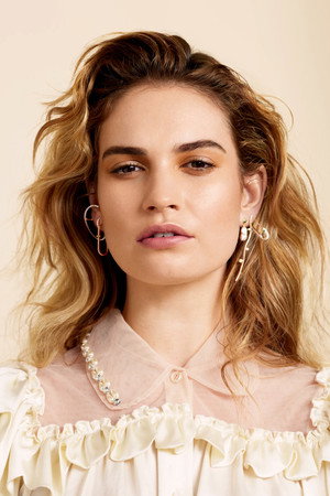 Lily James profil kép
