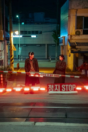 모두가 자신의 무가치함과 싸우고 있다 poszter