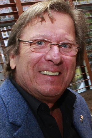 Albert Millaire profil kép