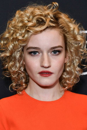 Julia Garner profil kép