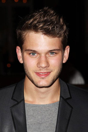 Jeremy Irvine profil kép