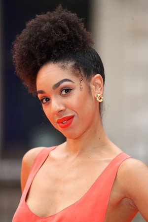 Pearl Mackie profil kép