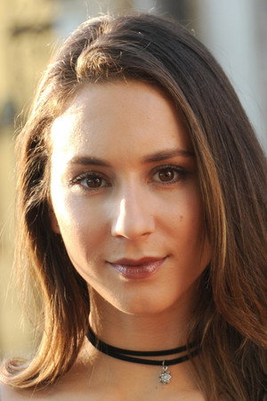 Troian Bellisario profil kép