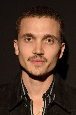 Karl Glusman profil kép