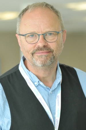 Robert Llewellyn profil kép