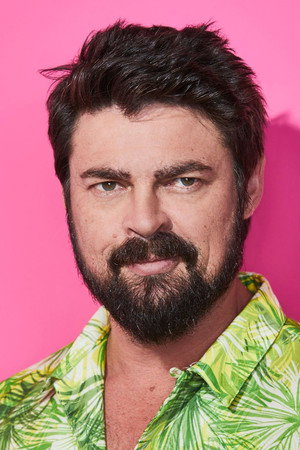 Karl Urban profil kép