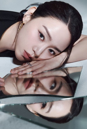A sokoldalú Sarah Kim poszter