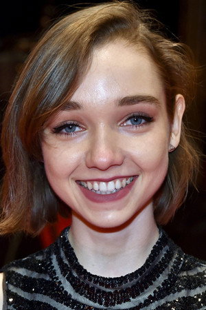 Julia Sarah Stone profil kép