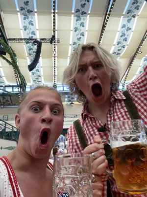 On Est Party - A Party Travel Guide poszter