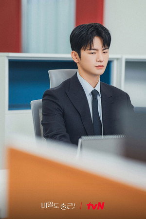 내일도 출근! poszter