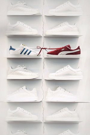 Sneakerháborúk: Adidas vs. Puma poszter