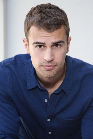 Theo James profil kép