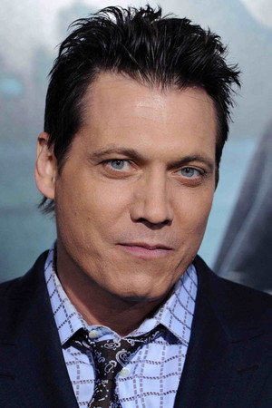 Holt McCallany profil kép