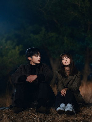 어느 날 우리 집 현관으로 멸망이 들어왔다 poszter