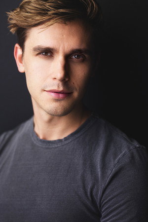 Antoni Porowski profil kép