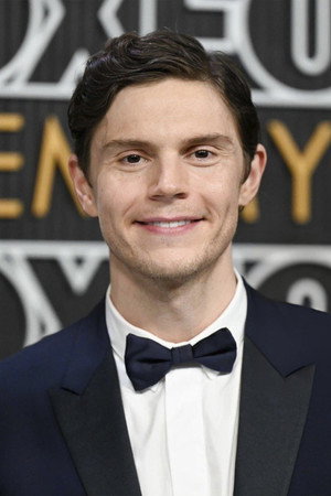 Evan Peters profil kép