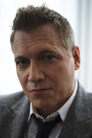 Holt McCallany profil kép