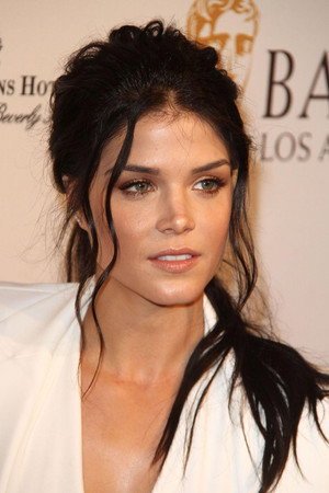 Marie Avgeropoulos profil kép