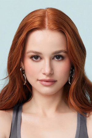 Madelaine Petsch profil kép