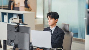 내일도 출근! kép