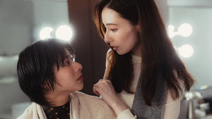 她的唇，她的吻 kép