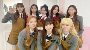 NiziU School kép