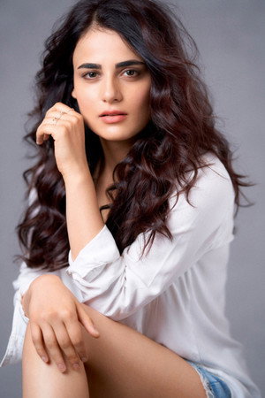 Radhika Madan profil kép