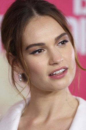 Lily James profil kép