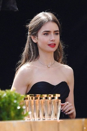 Lily Collins profil kép