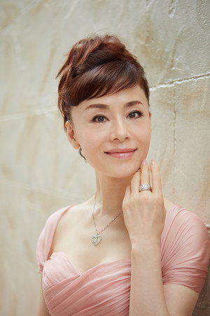 大地真央 profil kép