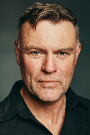 Julian Lewis Jones profil kép