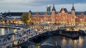 Amsterdam Central: Egy legendás pályaudvar mindennapjai kép