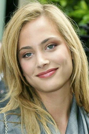 Nora Arnezeder profil kép