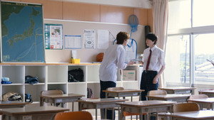 陽キャ集団にいる芹沢は、俺の前だと様子がおかしい kép