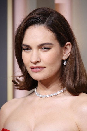 Lily James profil kép