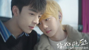 路过我年少时光的蓝色 kép