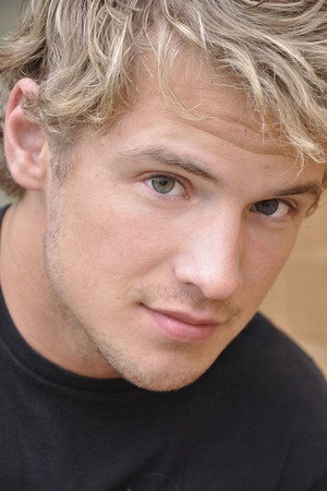 Freddie Stroma profil kép
