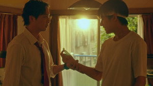 キスは捜査のあとで kép