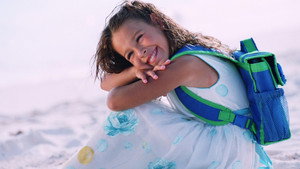 Amy, la niña de la mochila azul kép
