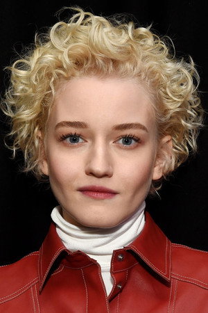 Julia Garner profil kép