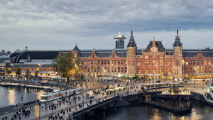 Amsterdam Central: Egy legendás pályaudvar mindennapjai kép