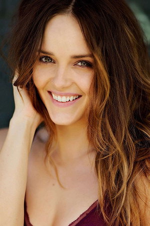 Rebecca Breeds profil kép