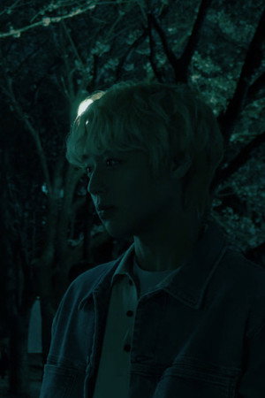 멀리서 보면 푸른 봄 poszter