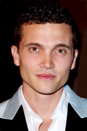 Karl Glusman profil kép