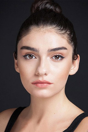 Hazar Ergüçlü profil kép