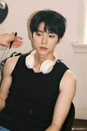 周翊然 profil kép